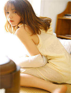 《美女光屁屁视频》